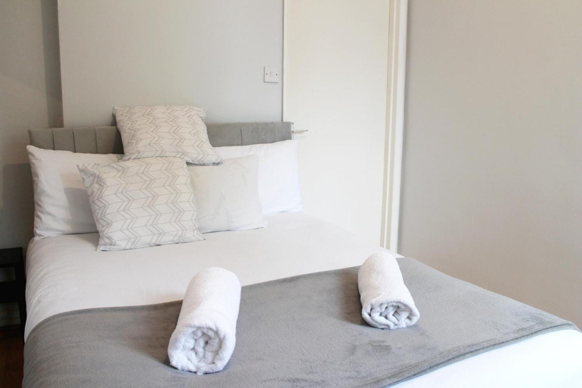 Large Garden Apartment On Golders Green High Road London Exterior foto