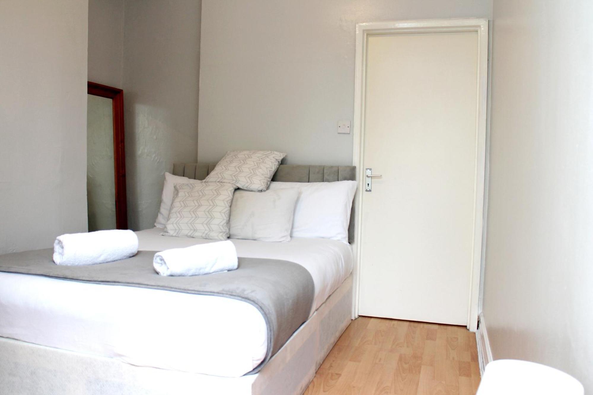 Large Garden Apartment On Golders Green High Road London Exterior foto