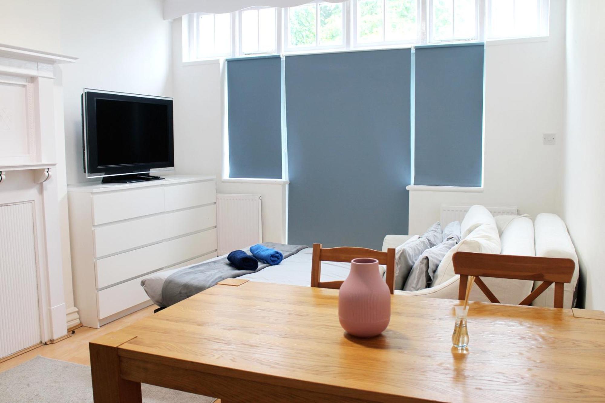 Large Garden Apartment On Golders Green High Road London Exterior foto