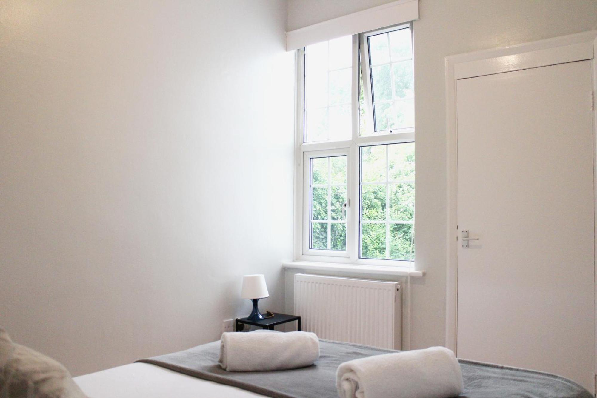 Large Garden Apartment On Golders Green High Road London Exterior foto